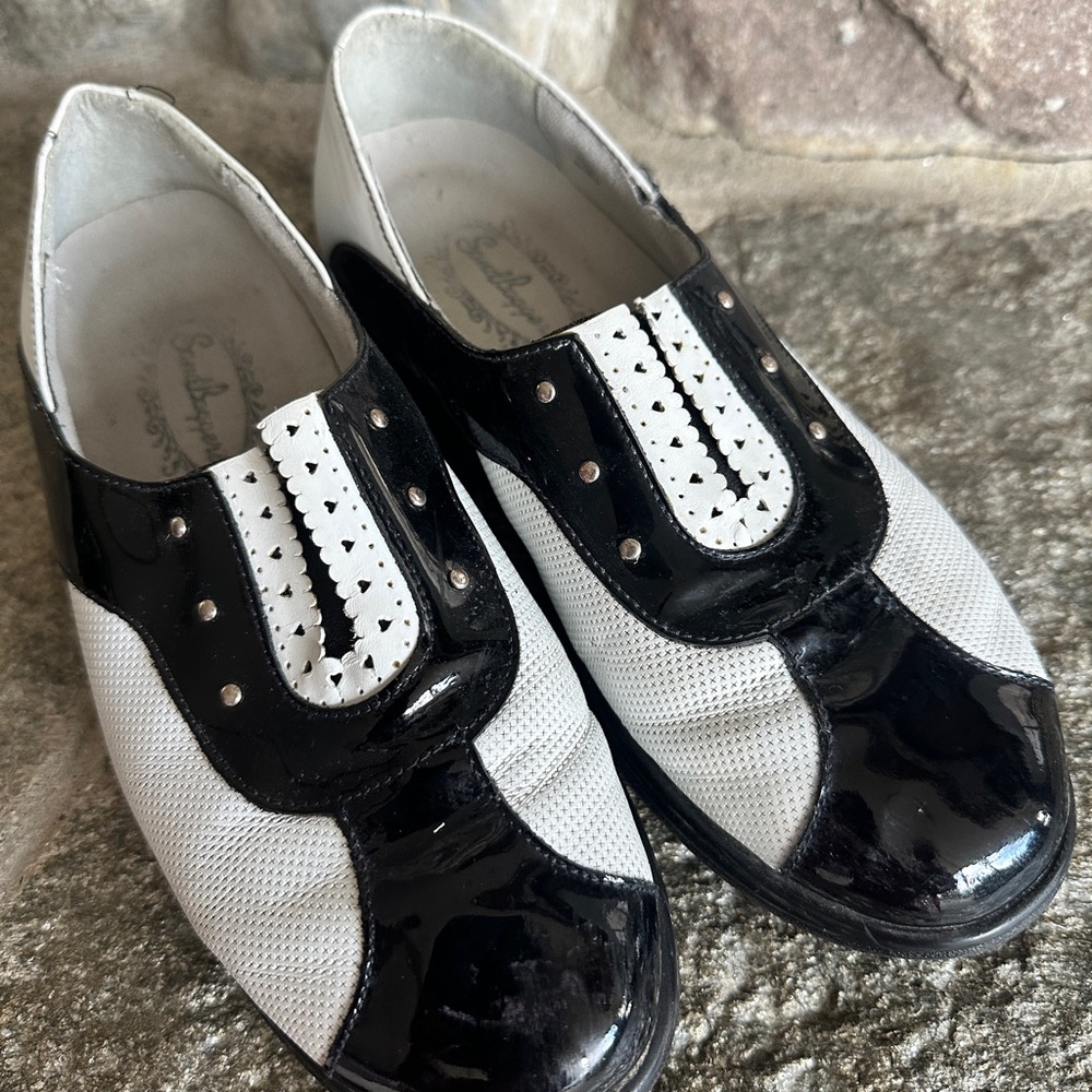 Sandbagger Fiona Black and White Oxford Style golf shoes